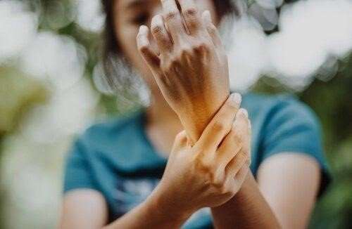 أعراض متلازمة اليد الغريبة