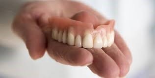 أنواع أطقم الأسنان الثابتة والمتحركة والمطاطية