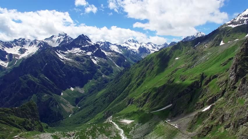 أين تقع جبال القوقاز؟