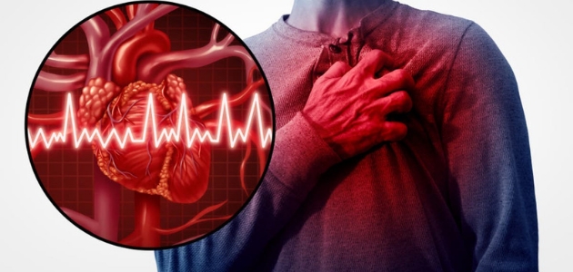 صورة شخص يضع يده على قلبه بسبب اصابته بنوبة قلبية، غما هي أسباب النوبة القلبية.