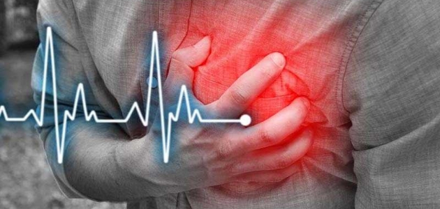 صورة شخص يده على قلبه بسبب اصابته بنوبة قلبية، فما هي مضاعفات النوبة القلبية.