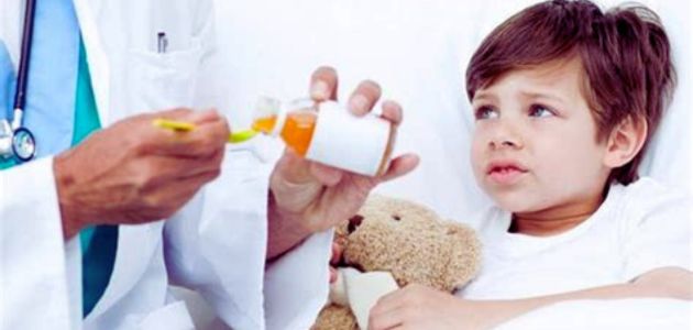 علاج التهاب الحلق عند الاطفال؛ طفل يأخذ العلاج من قبل الطبيب.
