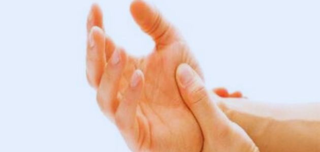 نصائح للتخلص من احتباس السوائل في الجسم؛ يد تفحصحا اليد الأخرى لشخص يعاني من احتباس السوائل بالجسم.